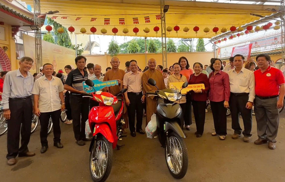 在市郡领导的见证下，龙华寺向贫困者赠送摩托车作为谋生工具。