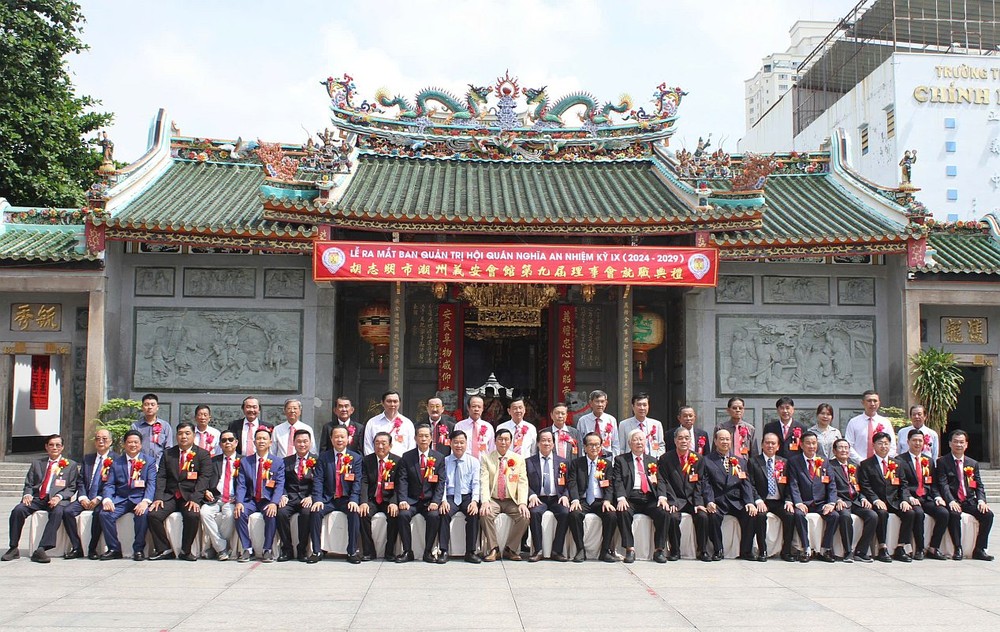 第五郡越南祖国阵线委员会主席黎晋才与诸位荣誉会长、名誉会长、最高顾问、常务顾问、顾问和应届理事会成员合影。