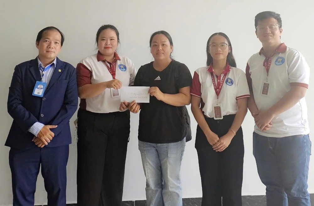 文献大学东方学系副主任赖开荣(左一）与该校书法俱乐部成员移交善款给本报代表人。