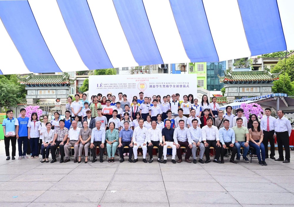 第五郡诸位领导和嘉宾以及义安会馆会理事会诸位代表与大学生合影。