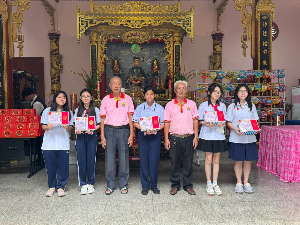 ho-trinh-trao-hoc-bong (1).jpg