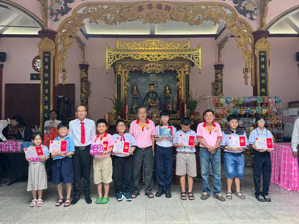 ho-trinh-trao-hoc-bong (2).jpg