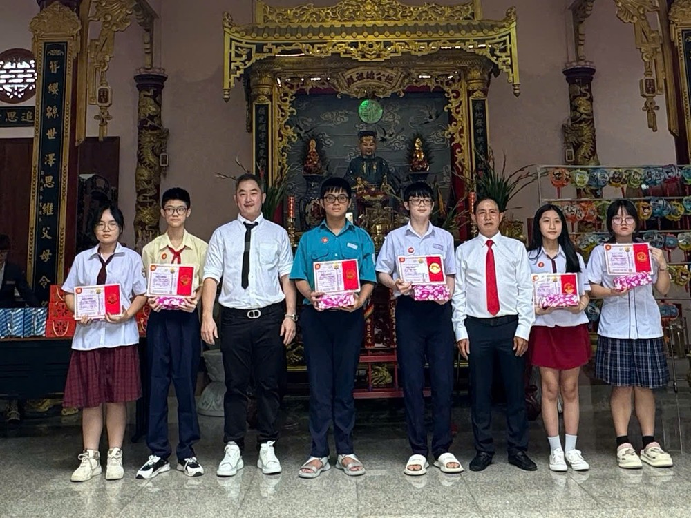 ho-trinh-trao-hoc-bong (6).jpg