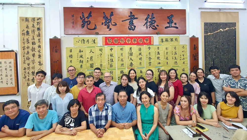 林汉城书法班师生与贵宾在聚会上留影。