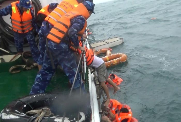 海警力量营救8 名船员。