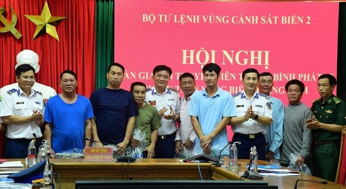 第二海警区司令部将遇险船员移交给职能机关。