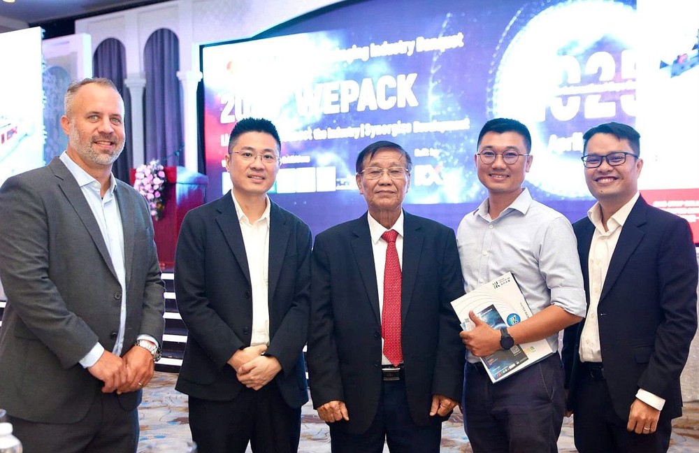 越南印刷协会主席阮文环（左三）与各中资企业交流。