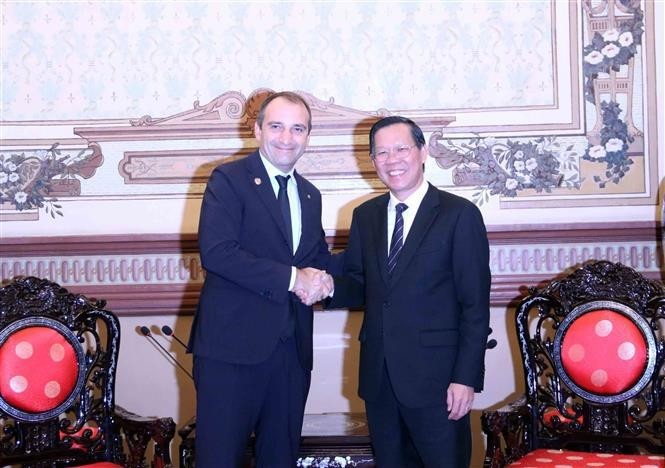 市人委会主席潘文迈会见都灵市市长斯特凡诺·洛·鲁索。（图：越通社）