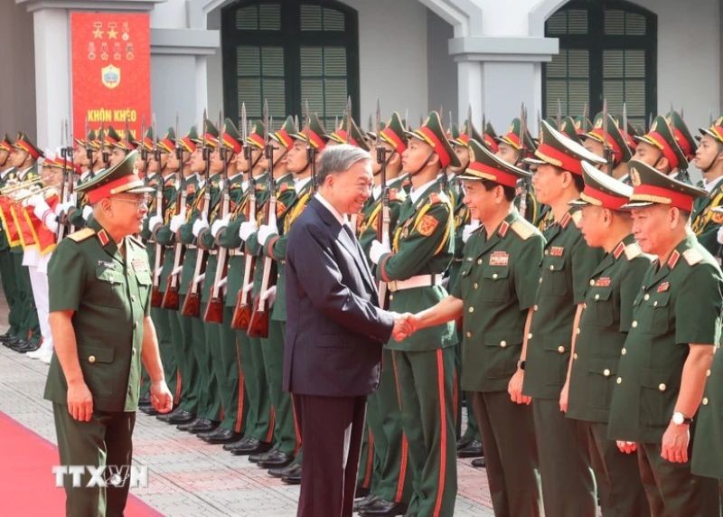 党中央总书记、国家主席苏林与第二总局的干部交谈。（图：越通社）