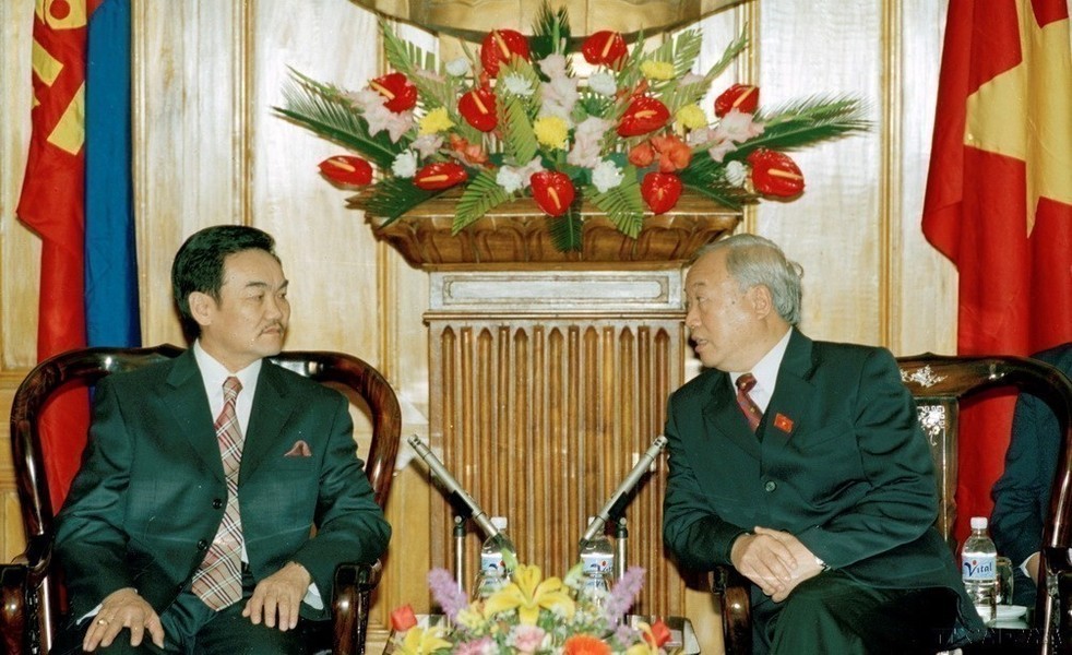 越南国会主席阮文安会见对越南进行正式友好访问的蒙古国总统那楚克·巴嘎班迪（200年）。（图：越通社）