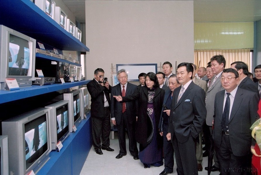 蒙古国总统那楚克·巴嘎班迪造访柴同B工业园区的Hanel电子公司（2005年）。（图：越通社）