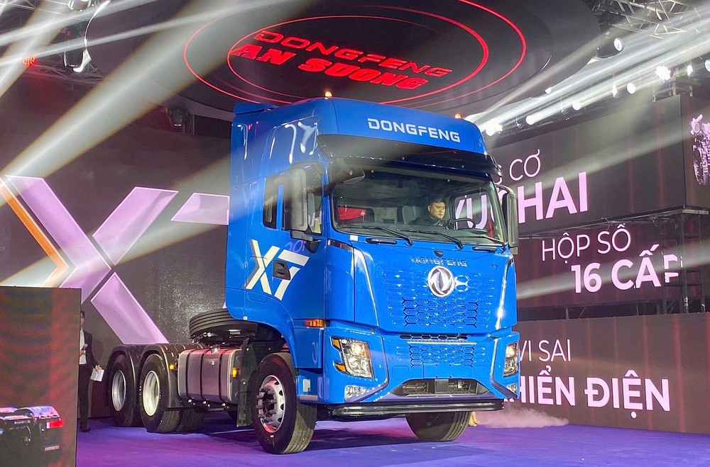 全新一代东风X7牵引车亮相。