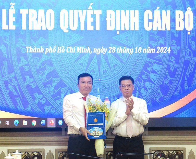 市人委会副主席阮文勇（右）向武文守同志颁授《决定》。（图：市党部新闻网）