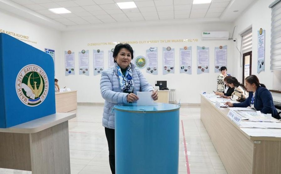 10月27日，选民在乌兹别克斯坦首都塔什干的一处投票站投票。（图：新华社）