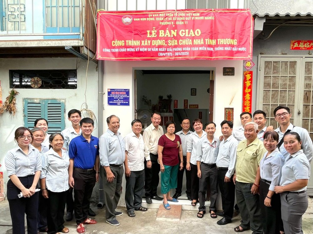 郡、坊领导与庆云南院住持周华邦向江妹一户移交“温情屋”工程。