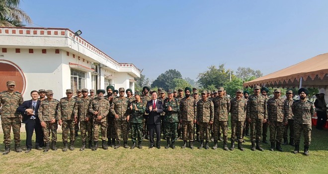 越南驻印度大使阮青海和印度军官合影。（图：越通社）