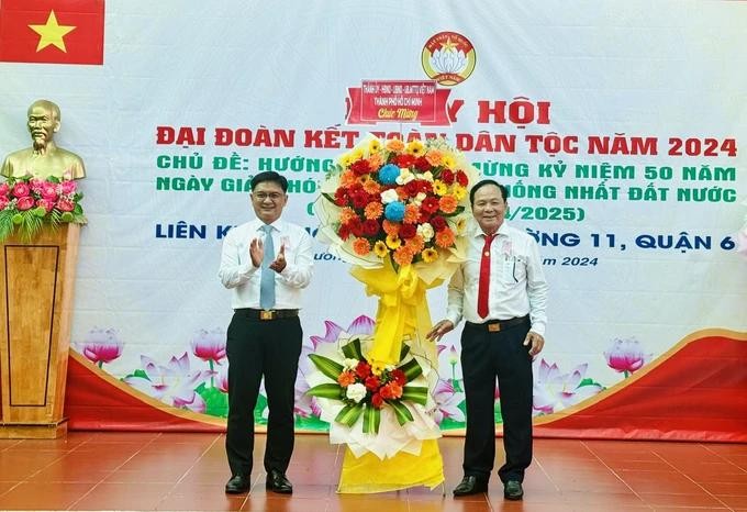 市委民运处主任阮孟强向第六郡第十一坊的第九、第十、第十一街区阵线工作委员会赠送鲜花表示祝贺。（图：志石）