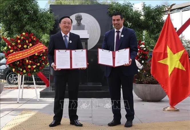 越南乂安省南坛县人民委员会与智利首都圣地亚哥Cerro Navia区代表互相交换关于建立友好合作关系的谅解备忘录。（图：越通社）
