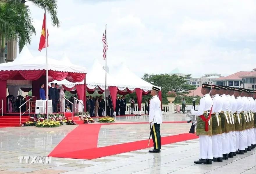 马来西亚总理为越南共产党中央总书记苏林及夫人举行欢迎仪式。（图：越通社）