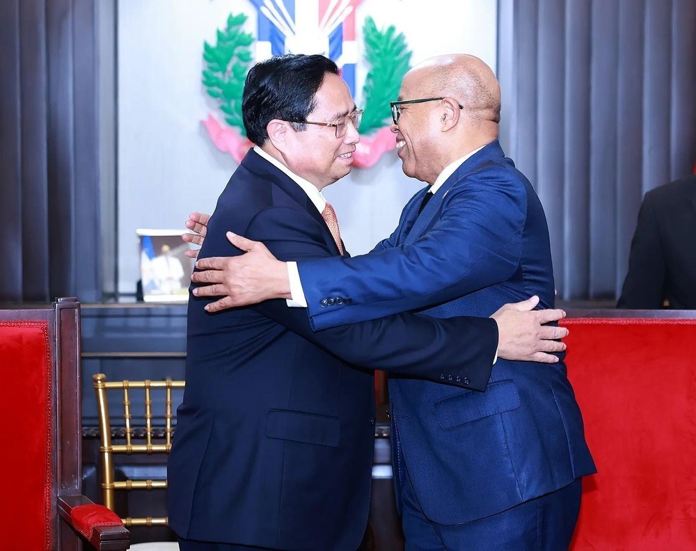 政府总理范明政与多米尼加众议长阿尔弗雷多·帕切科。（图：越通社）