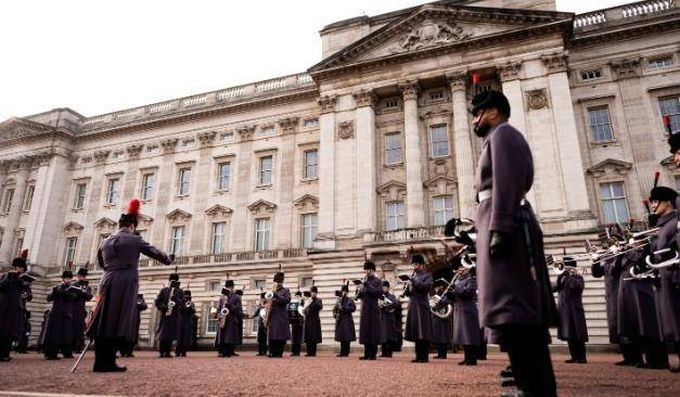白金汉宫守卫进行轮岗换人。（图：互联网）