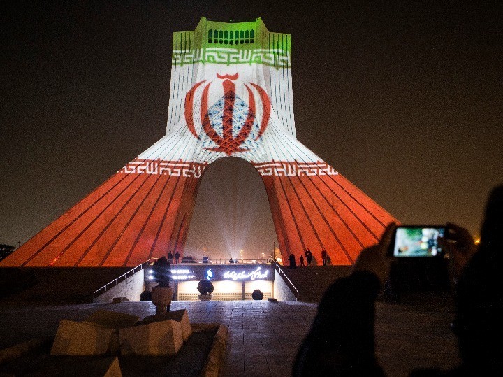 伊朗在首都德黑兰的地标性建筑“自由塔”上投影伊朗国旗图案。（图：新华社）