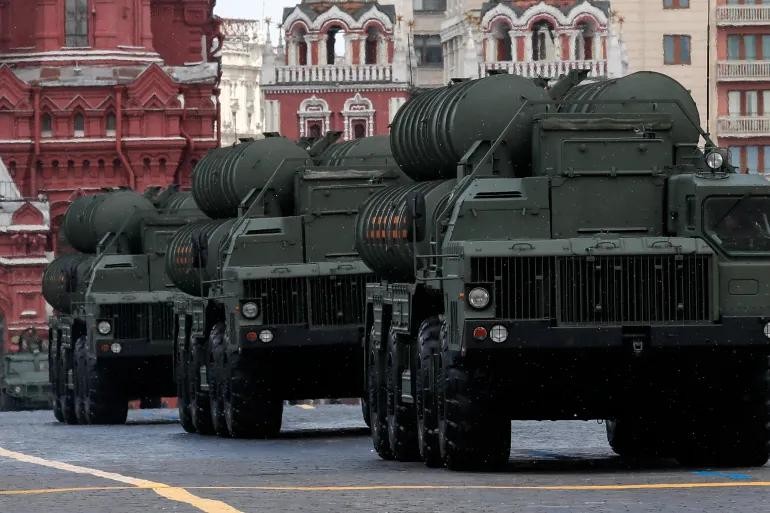 2024年5月9日，俄罗斯S-400机动式地对空导弹系统参加在俄罗斯莫斯科红场举行的胜利日阅兵式。 (图：法国媒体)