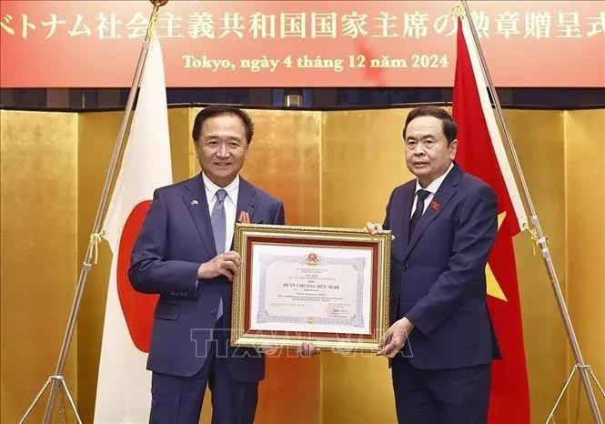 国会主席陈青敏向神奈川县知事黑岩祐治颁发越南国家主席授予的友谊勋章。（图：越通社）