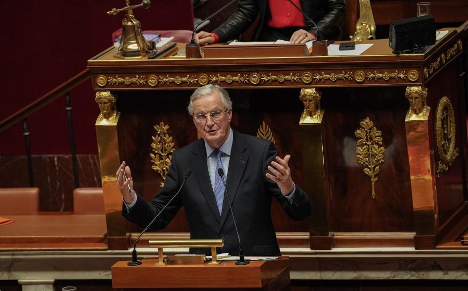 12月4日，在法国巴黎，法国总理巴尼耶在国民议会就对政府不信任动议投票表决前辩论上发言。（图：新华社）