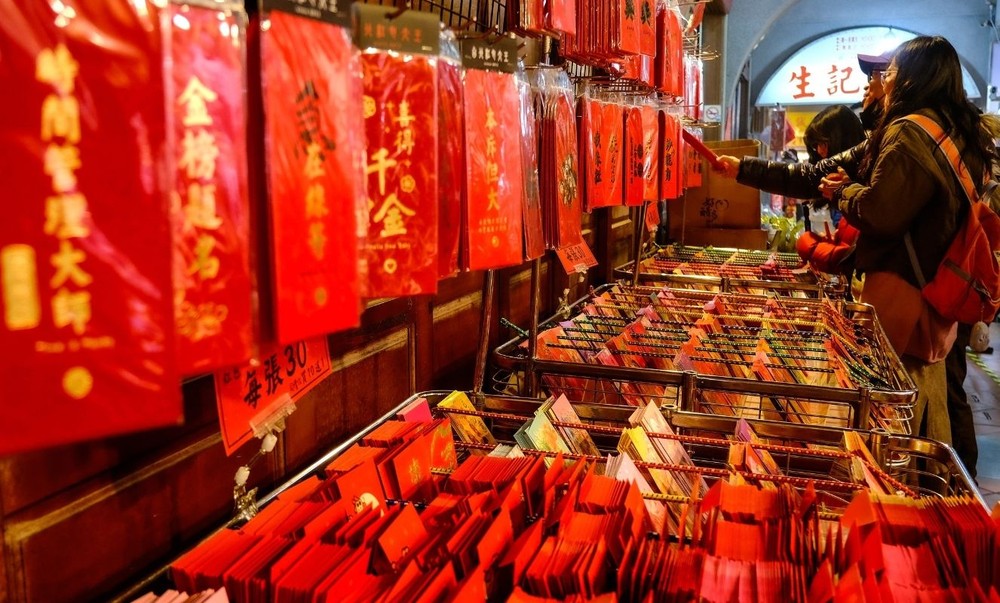 民众选购春联、红包等春节用品。（图：互联网）