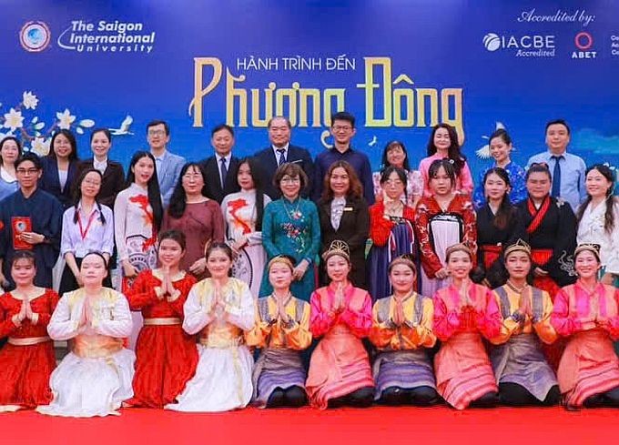 西贡国际大学诸位领导、嘉宾和师生合照留念。