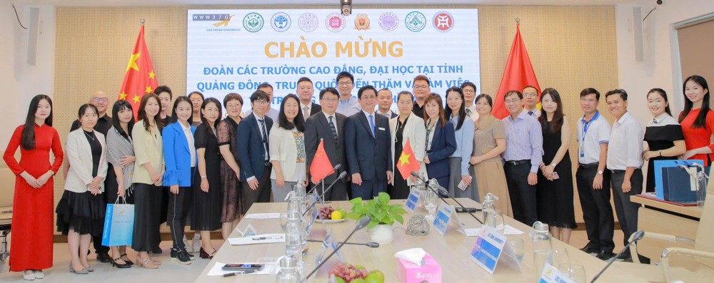 雒鸿大学领导与中国广东高校代表团合影。