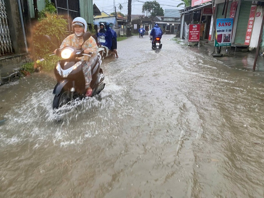 承天─顺化省的河流水位昨(15)日已接近二级警戒线。（图：明英）