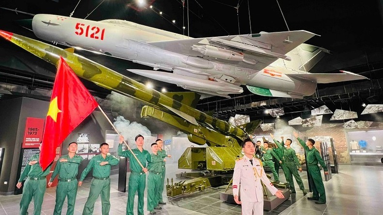 《军旗下迈步》节目一幕。（图：VTV）