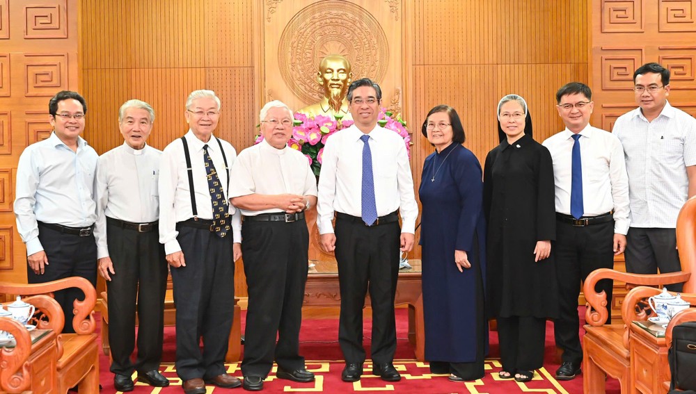 市委副书记阮福禄与各位天主教、基督教神职人士合影。