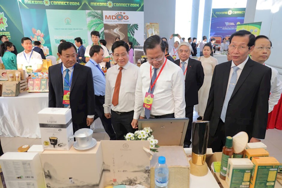 与会代表在会议间隙参观了解九龙平原的 OCOP产品。（图：人民代表官网）