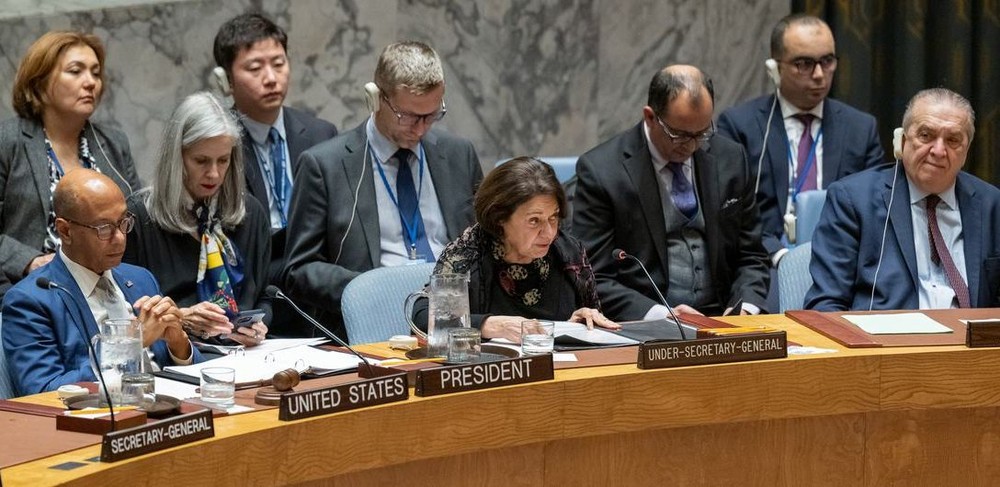 联合国负责政治与建设和平事务的副秘书迪卡洛(中)向安理会作通报。（图：联合国）