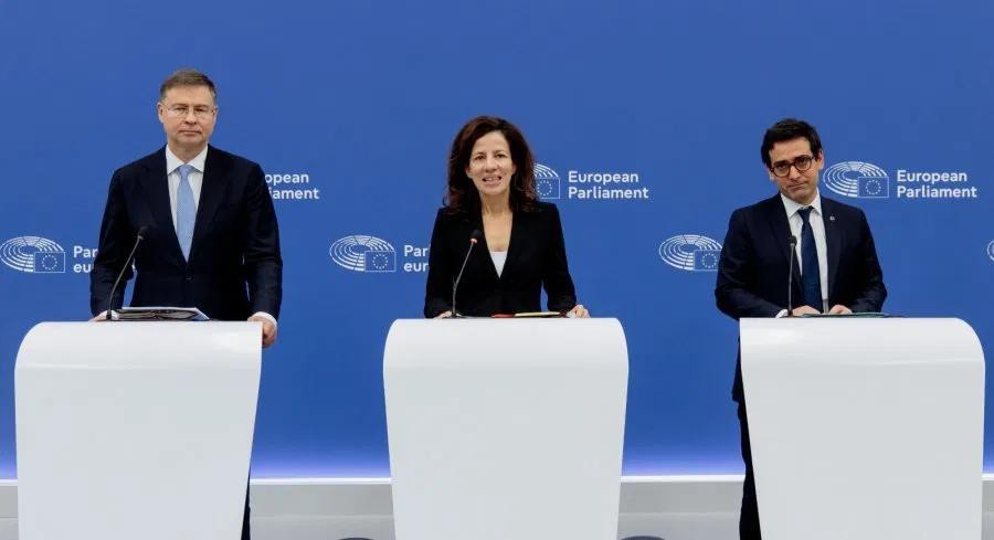 欧盟委员会负责经济事务的委员东布罗夫斯基斯（左一）、负责社会权利等事务的执行副主席门萨图（中）、负责产业战略等事务的执行副主席塞茹尔内当地时间18日，在发布会上介绍欧盟依据“欧洲学期”机制发布成员国宏观经济预警报告。