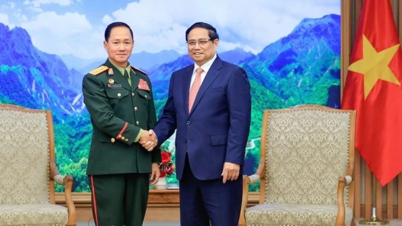 政府总理范明政（右）接见老挝国防部部长坎良‧乌塔凯松上将。（图：陈海）