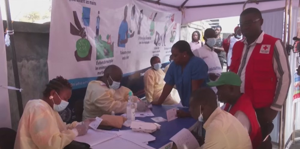 医疗队正在为Panzi民众进行检测和体检。（图：Wion）