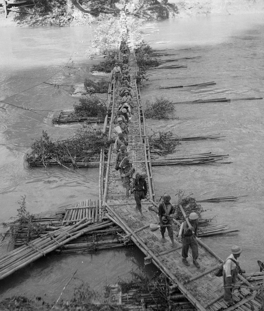 边界战役（1950年）成为重要转折点，打破了敌人的包围，扩大自由区，为长期抗战注入动力。图为参加战役的越南军队与人民。（图：越通社）