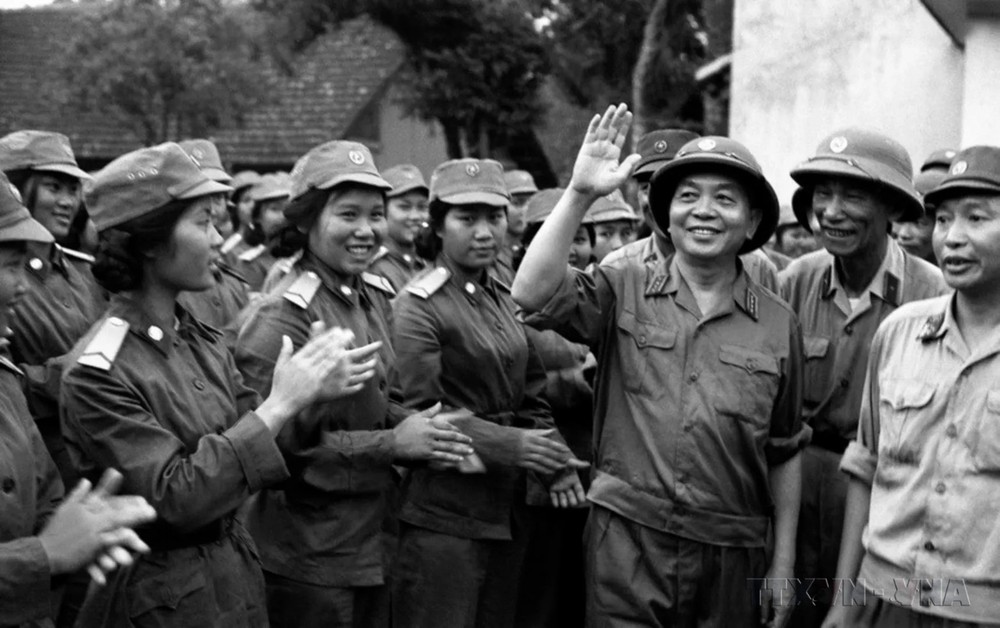 武元甲大将，越南人民军首位大将和越南人民军总司令与各位战士。（图：越通社）