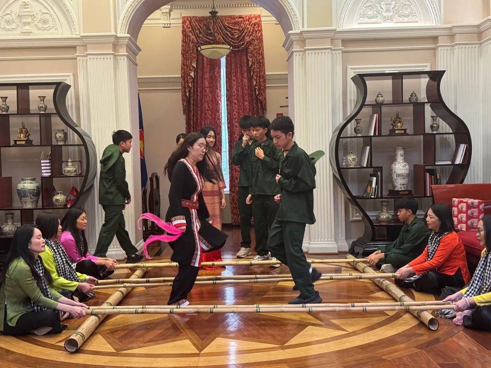 2024年12月1日，学生 “同战士们交流的一天”活动在美国首都华盛顿“越南屋”举行。这是庆祝越南人民军建军80周年的活动之一。（图：越通社）