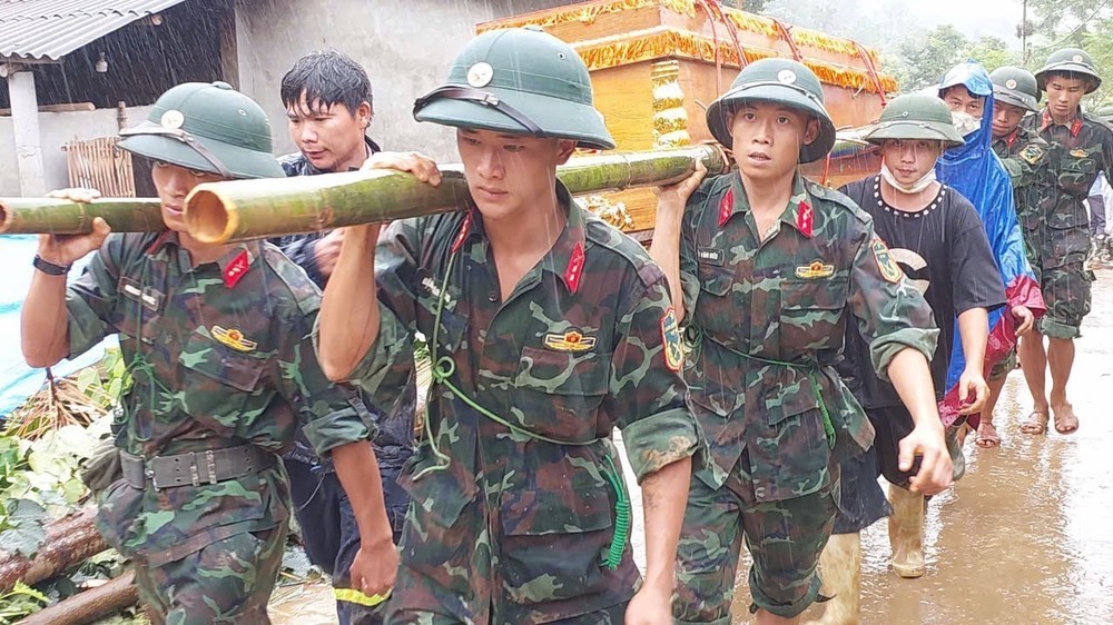 2024年9月，第二军区300多名干部和战士帮助老街省保安县朗努村村民开展山洪过后恢复重建工作。（图：越通社）