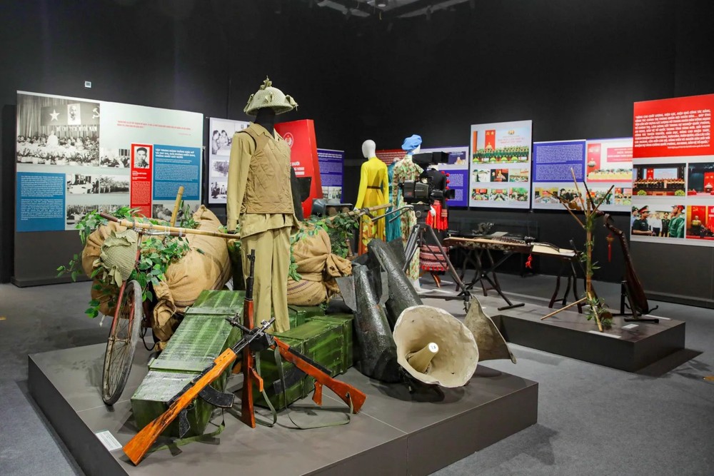 为庆祝越南人民军建军80周年，2024年12月6日，越南军事历史博物馆举行了题为“80年在光荣的党旗下砥砺前行”展览会。（图：越通社）