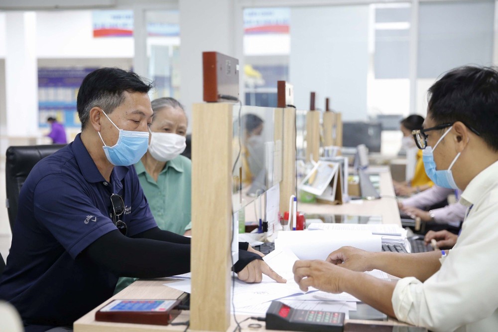 第三郡人委会公务员指引民众办理卷宗。（图：黄朝）