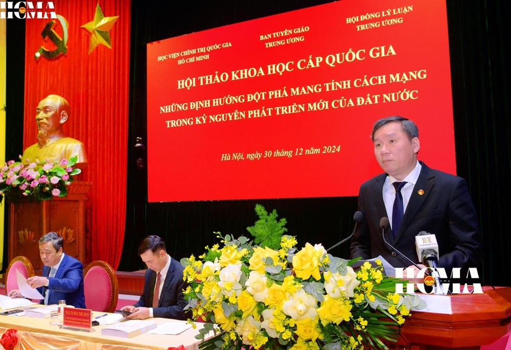 胡志明国家政治学院副院长黎文利在会上致辞。（图：HCMA）