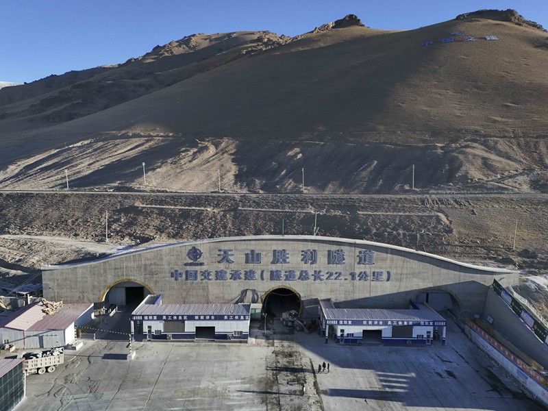 这是12月25日在新疆和静县拍摄的天山胜利隧道出口（无人机照片）。（图：新华社）