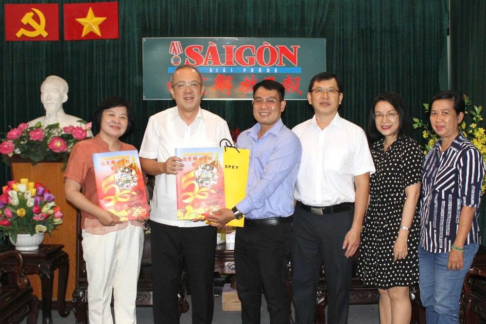 邹元飞组长与本报领导合照留念。