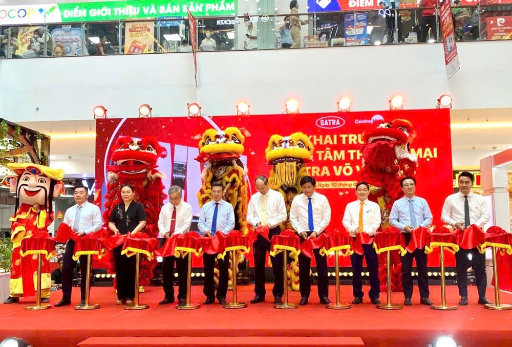 市、郡、西贡公司与Satra领导等代表进行剪綵开张。